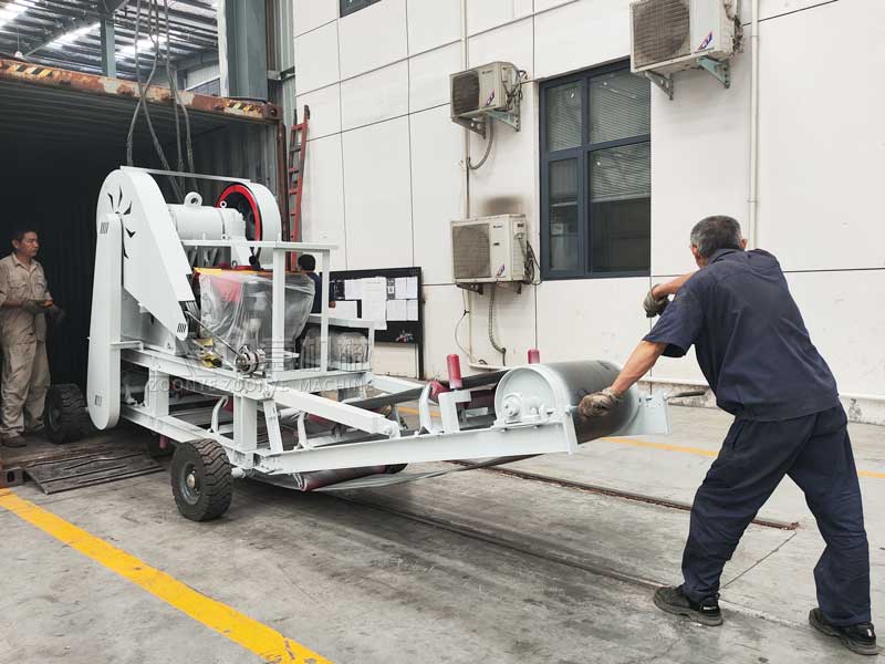 小顎式破碎機(jī)移動(dòng)站.jpg 小顎式破碎機(jī)移動(dòng)站